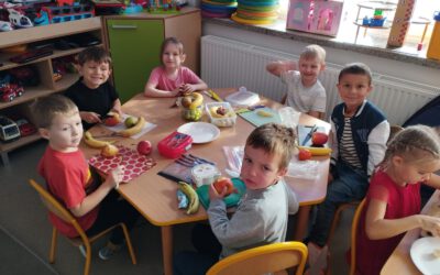 Robimy zdrową, kolorową sałatkę owocową